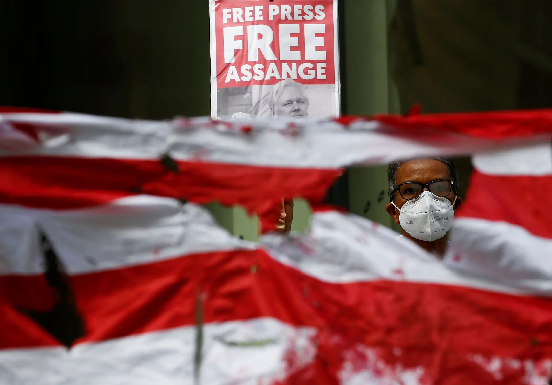 Julgamento de Julian Assange suspenso por suspeitas de infeção com o novo coronavírus