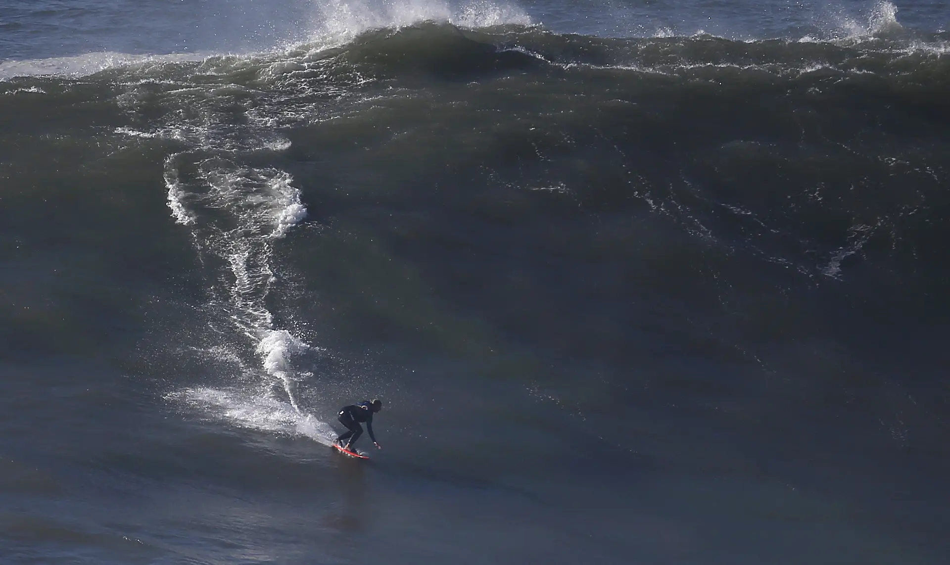 Maya Gabeira bate na Nazaré recorde feminino da maior onda surfada
