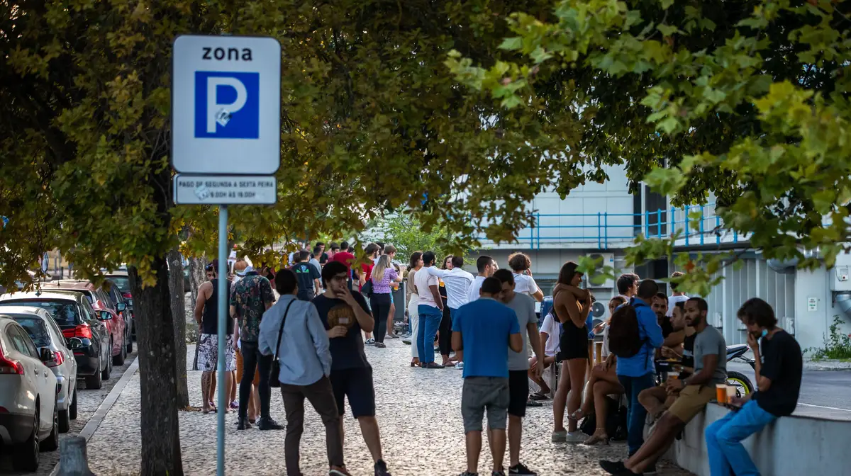 Grupos de jovens reúnem-se ao final da tarde junto à Faculdade de Ciências, na Cidade Universitária de Lisboa, 10 de setembro de 2020.