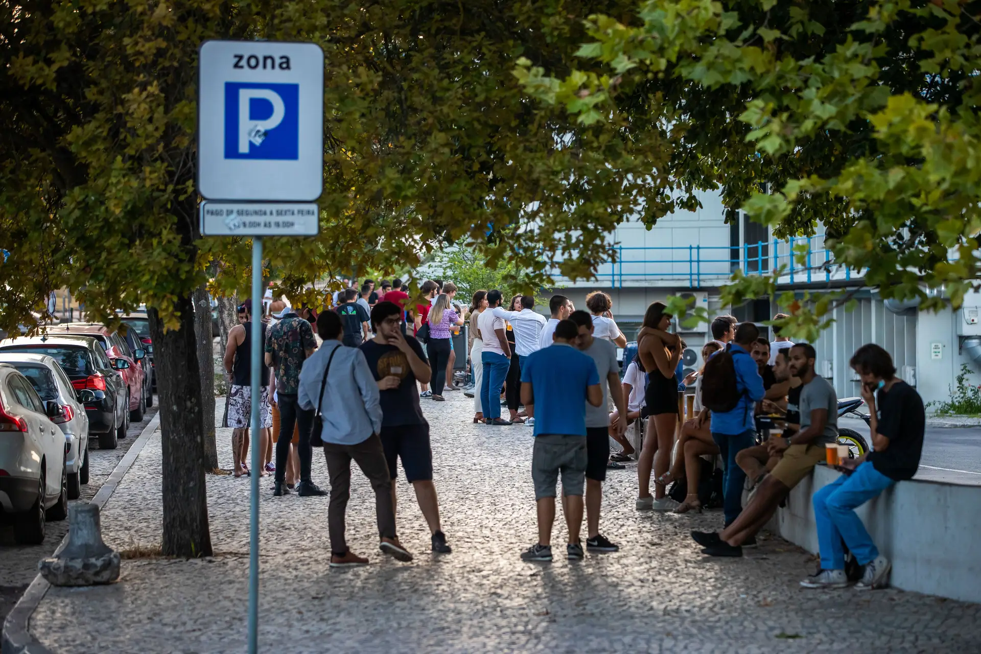 Grupos de jovens reúnem-se ao final da tarde junto à Faculdade de Ciências, na Cidade Universitária de Lisboa, 10 de setembro de 2020.