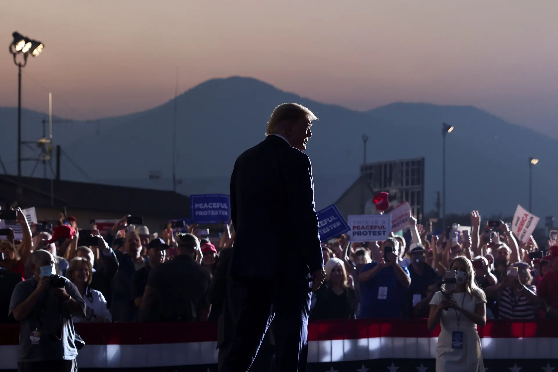Trump desafia regras de combate à pandemia em campanha no Nevada