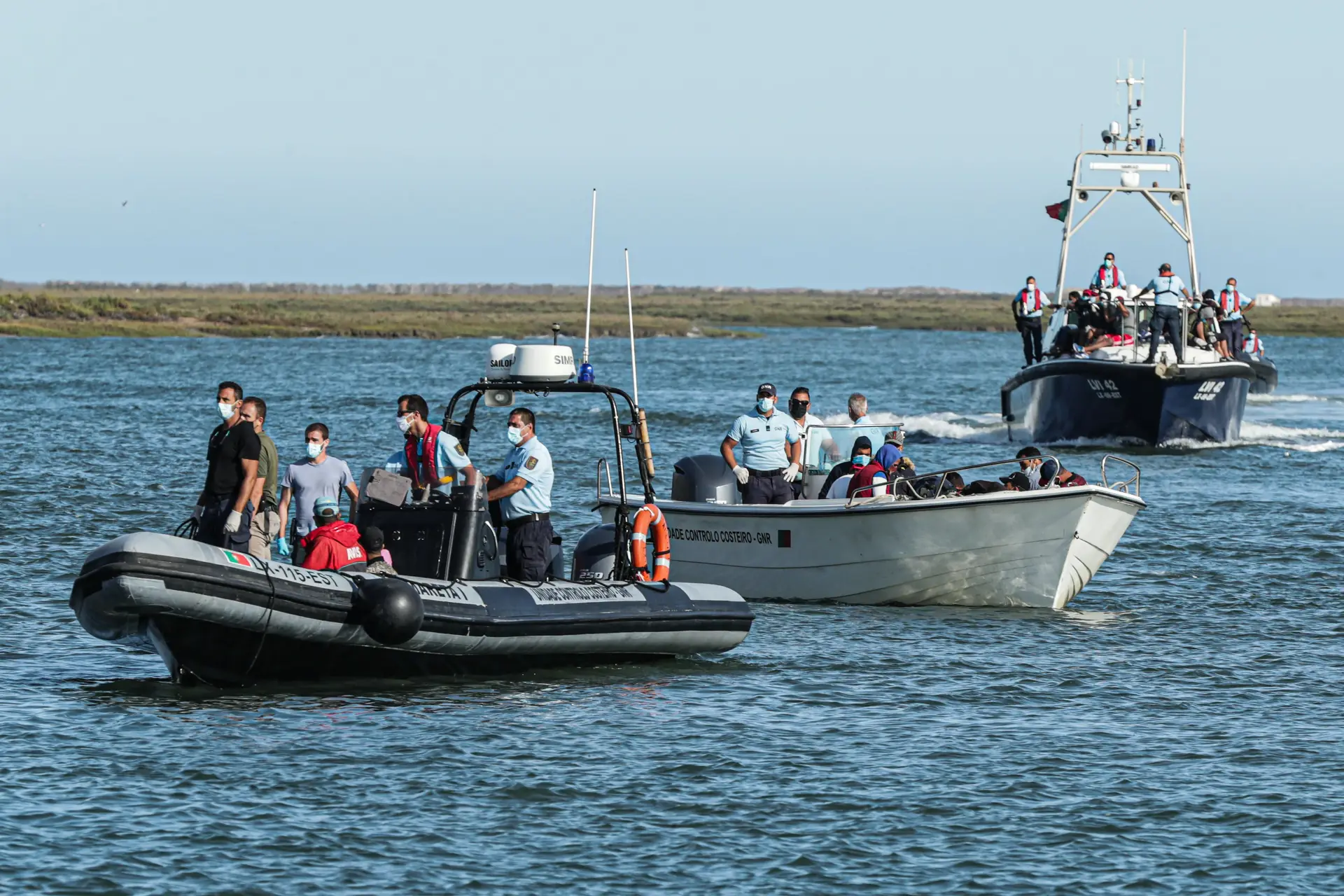 Autoridades portuguesas durante a operação de captura dos migrantes ilegais marroquinos que desembarcaram na ilha Deserta, em Faro, em setembro.