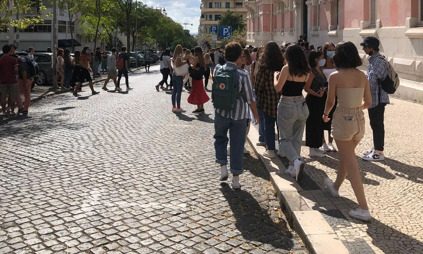 Alunos quebram regras de distanciamento social junto a uma escola de Lisboa