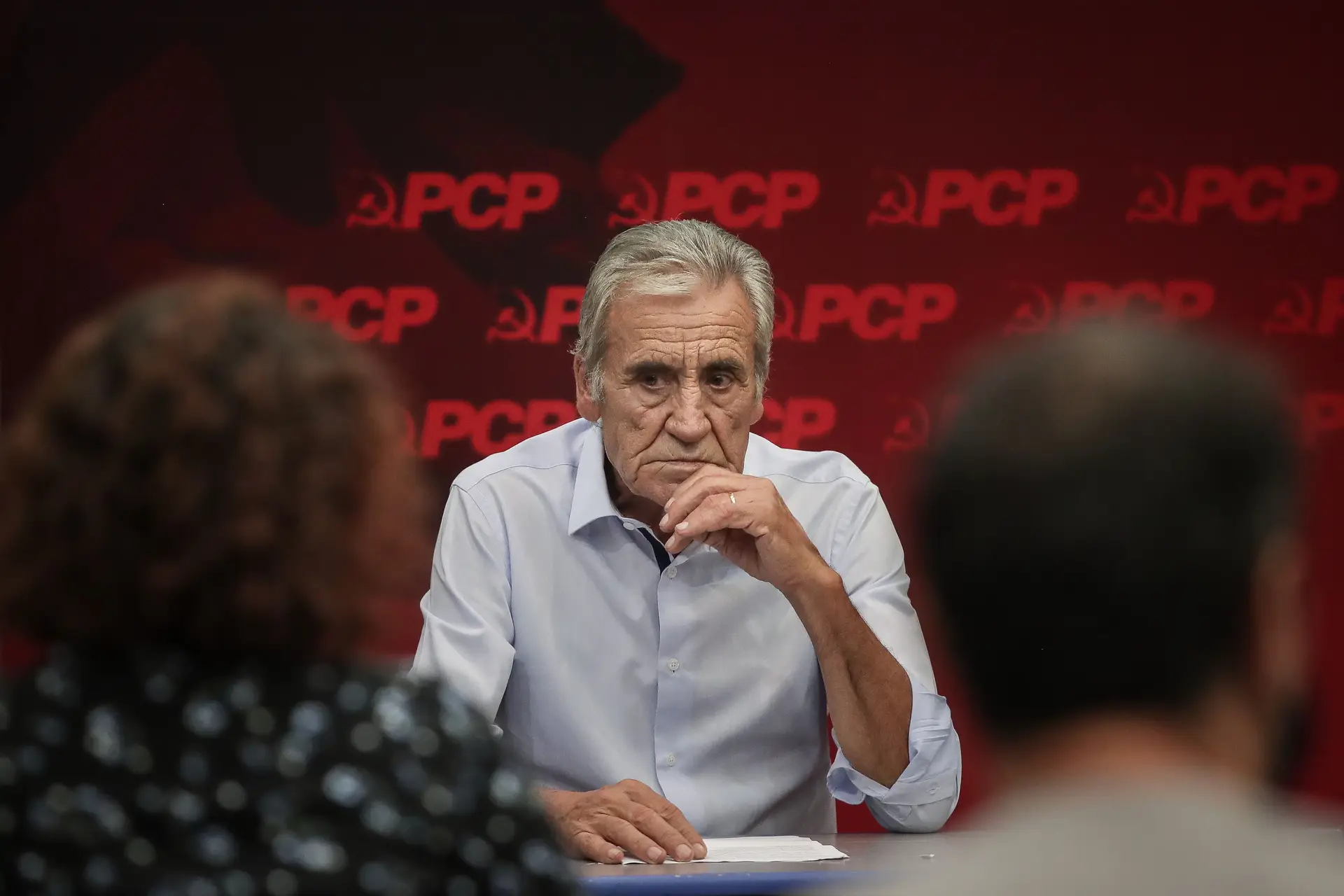 Cadeiras sem mesas e circuitos de circulação. O plano de segurança do PCP para o congresso