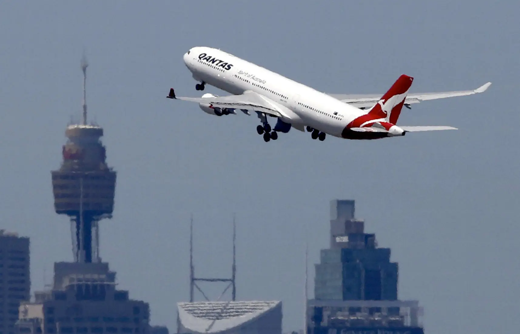Avião com 145 passageiros a bordo aterra em Sidney com apenas um motor