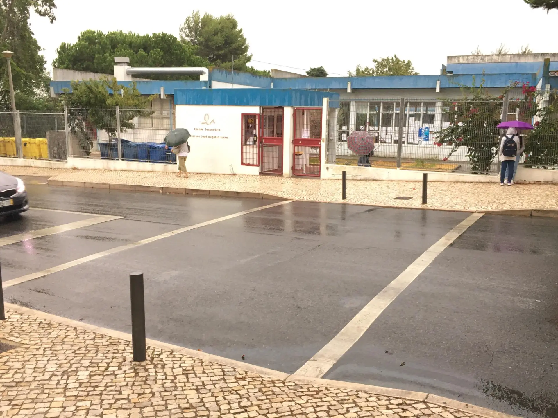 Greve de professores fecha escola em Linda-a-Velha, Oeiras