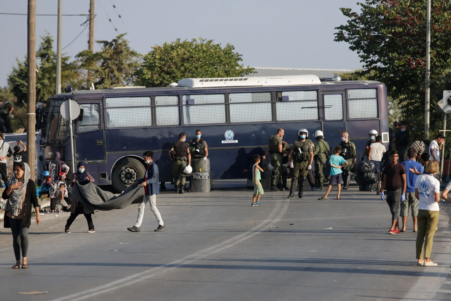 Polícia grega bloqueia acessos onde migrantes estavam acampados depois dos incêndios no campo de Moria. 