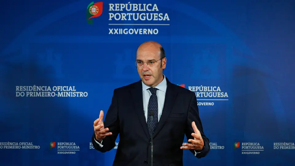 O ministro de Estado, da Economia e da Transição Digital, Pedro Siza Vieira, fala aos jornalistas após o primeiro-ministro, António Costa, ter recebido os partidos com assento parlamentar, no âmbito da preparação do Plano de Recuperação e Resiliência