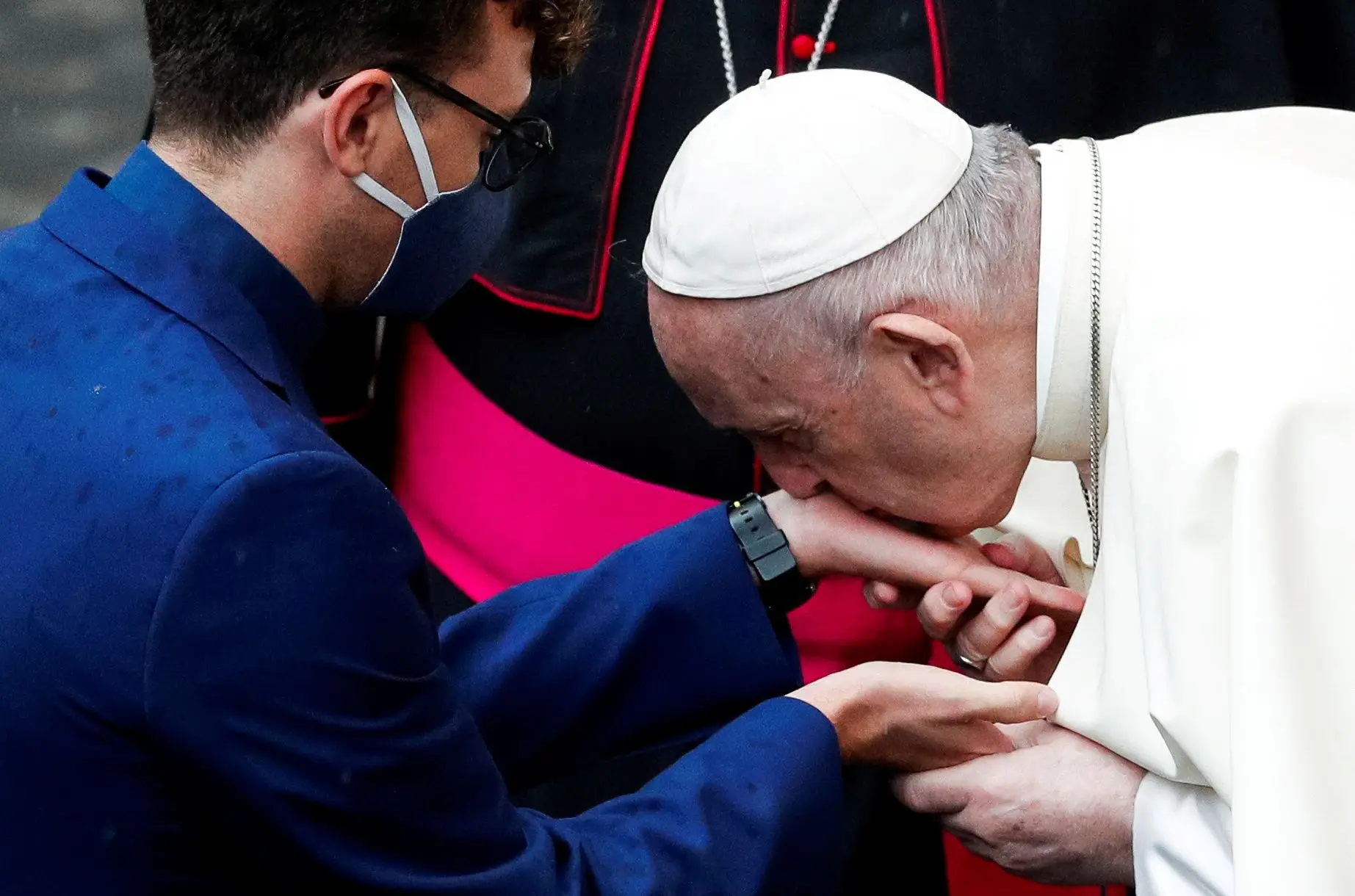 Papa Francisco a beijar a mão de um fiel durante a audiência geral semanal no Vaticano, Roma.