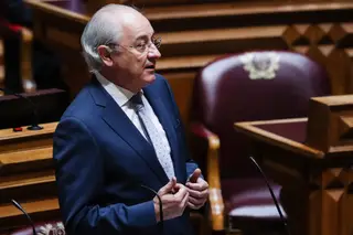 Salário mínimo nacional. Rio compara Costa a Sócrates