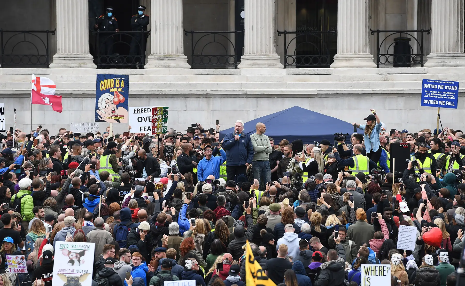 Covid-19: Manifestantes contra restrições em confronto com a polícia em Londres