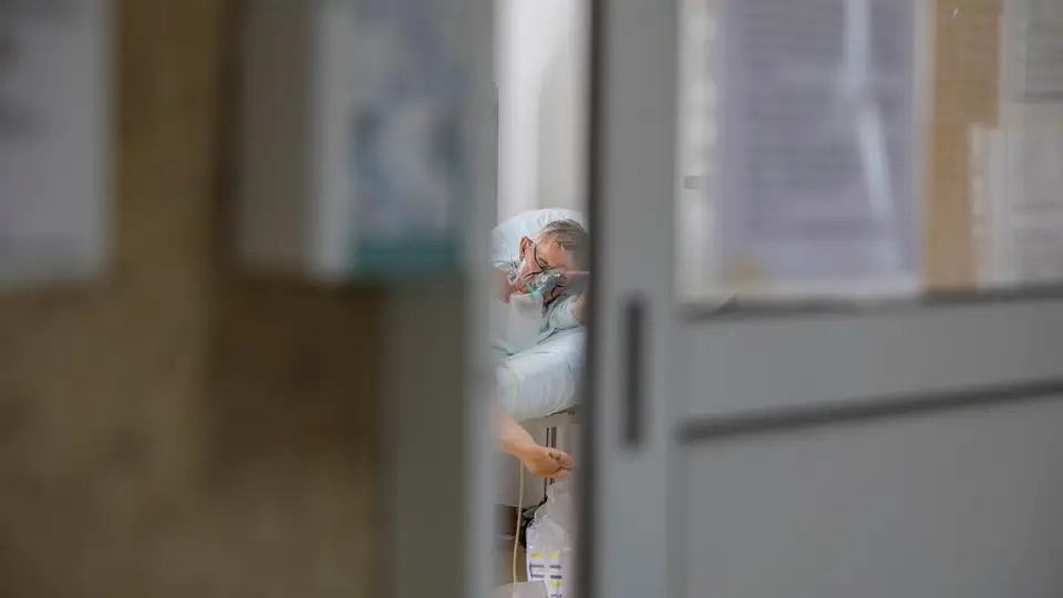 Paciente no hospital Bezanijska kosa em Belgrado, Sérvia