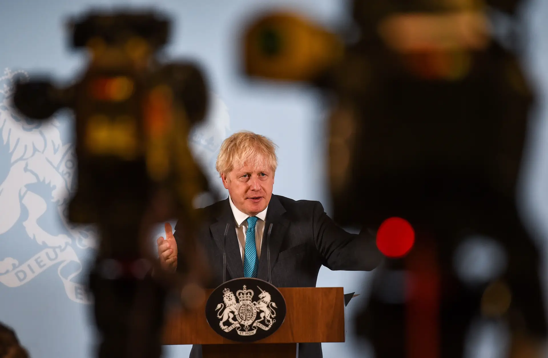 Boris Johnson pede desculpa por confundir restrições em vigor em Inglaterra