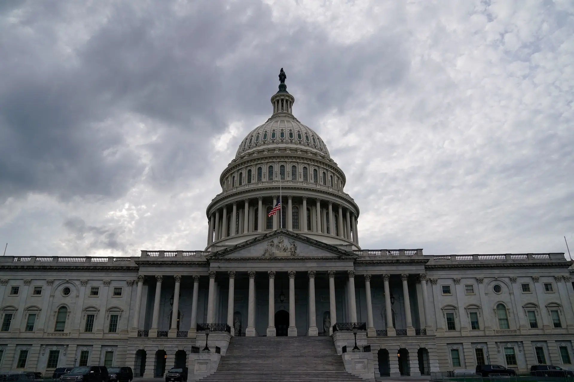 Senado americano cancela trabalho legislativo após três casos de covid-19
