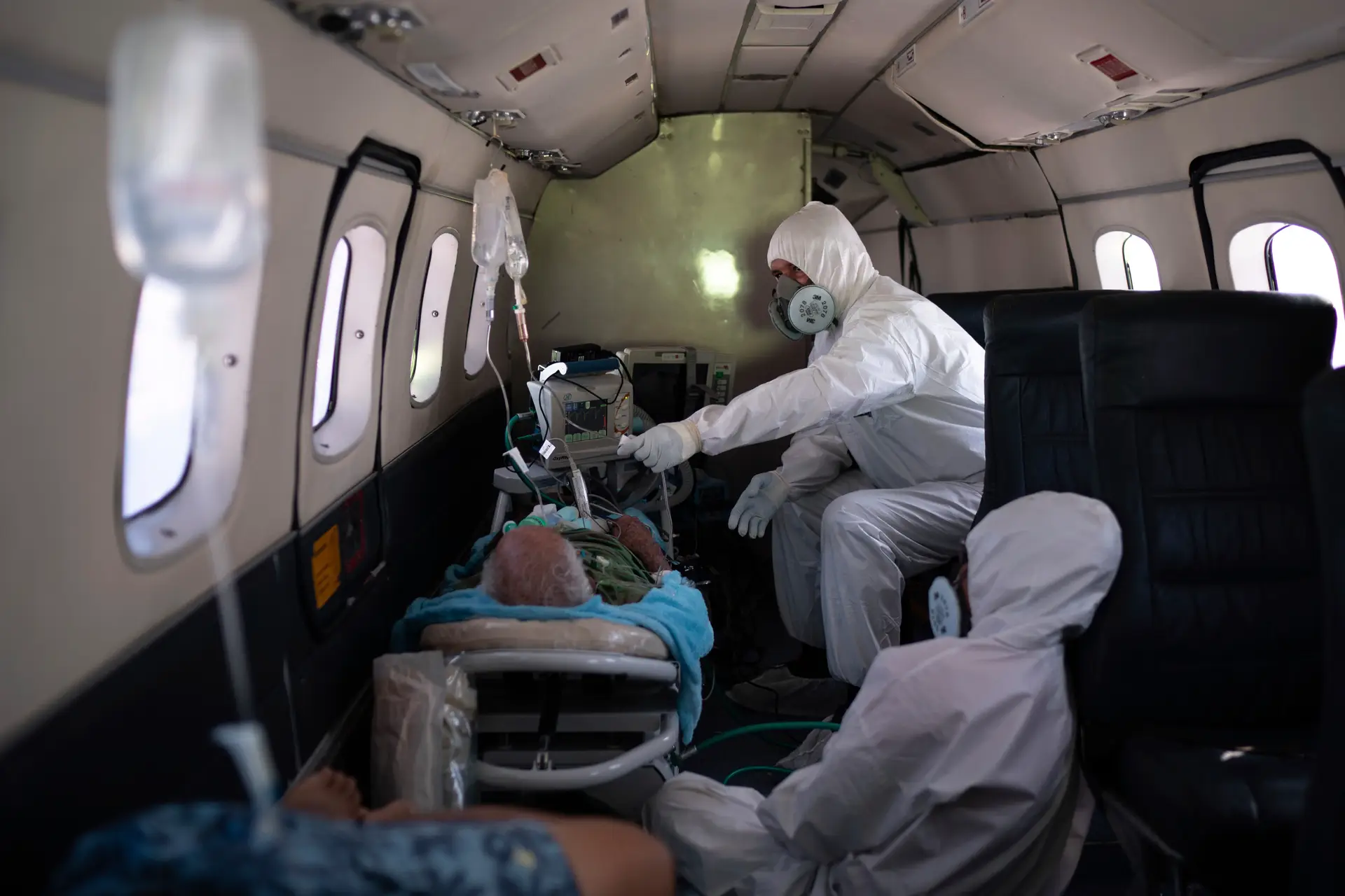 Brasil regista 729 mortes diárias por covid-19