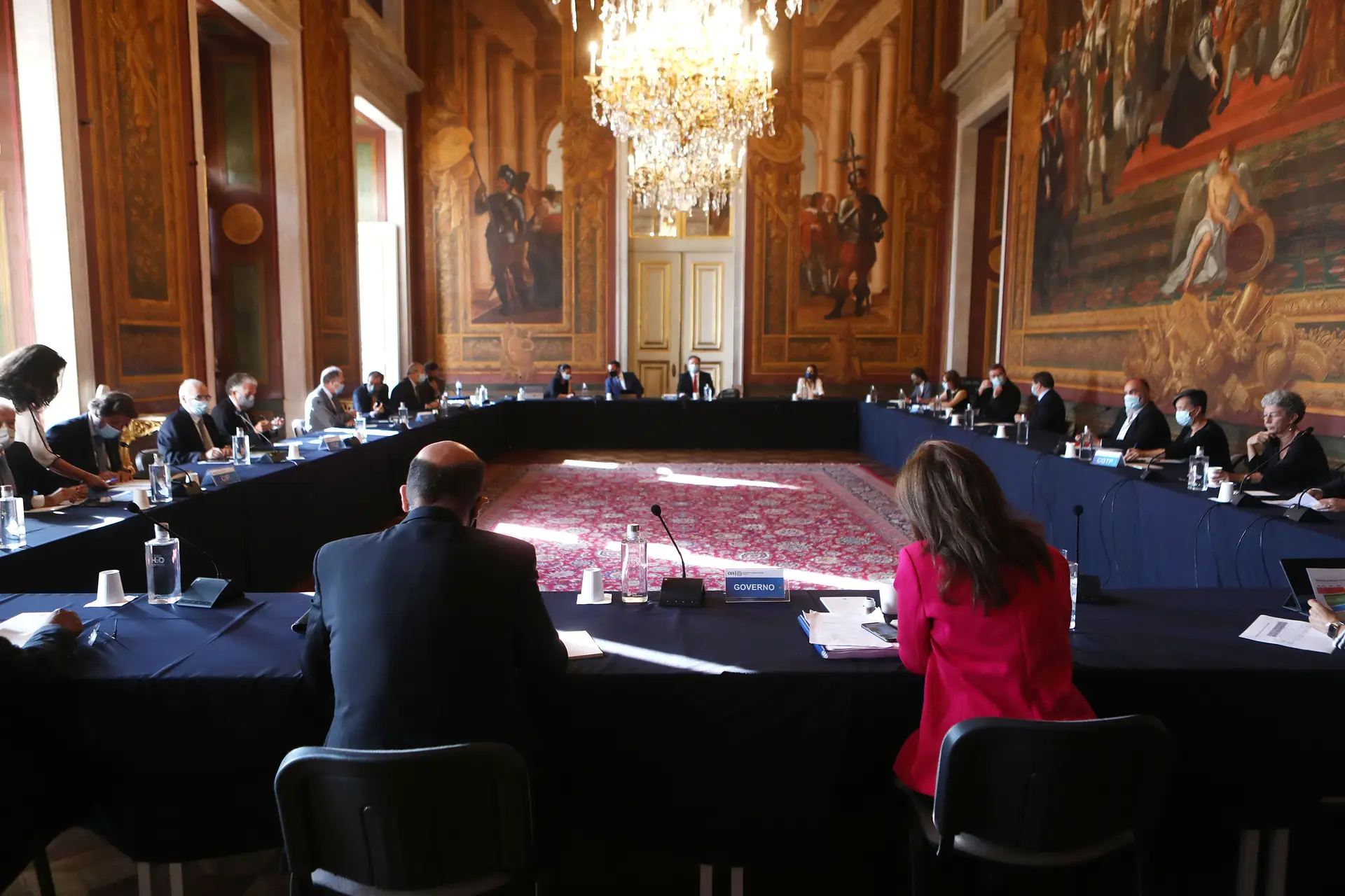 O ministro de Estado, da Economia e da Transição Digital, Pedro Siza Vieira, acompanhado pela ministra do Trabalho, Solidariedade e Segurança Social, Ana Mendes Godinho, durante a reunião da Comissão Permanente de Concertação Social, no Palácio da Ajuda, Lisboa