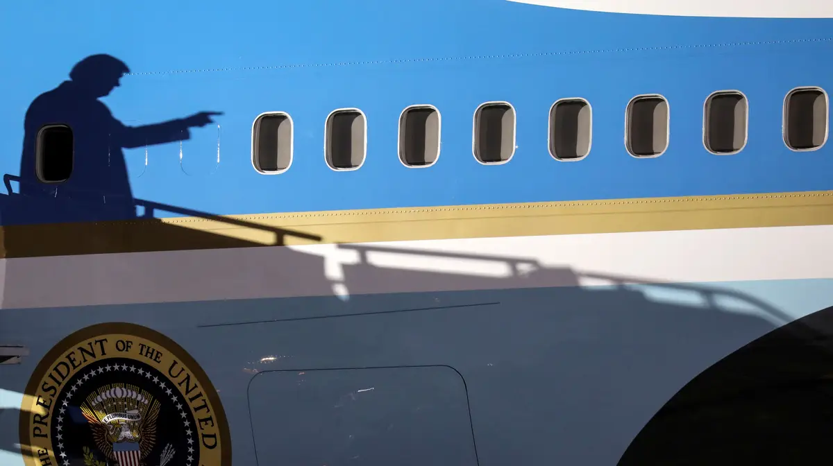 A sombra de Donald Trump sobre o avião presidencial Air Force One na chegada a Duluth, no Minnesota, onde fará um comício.