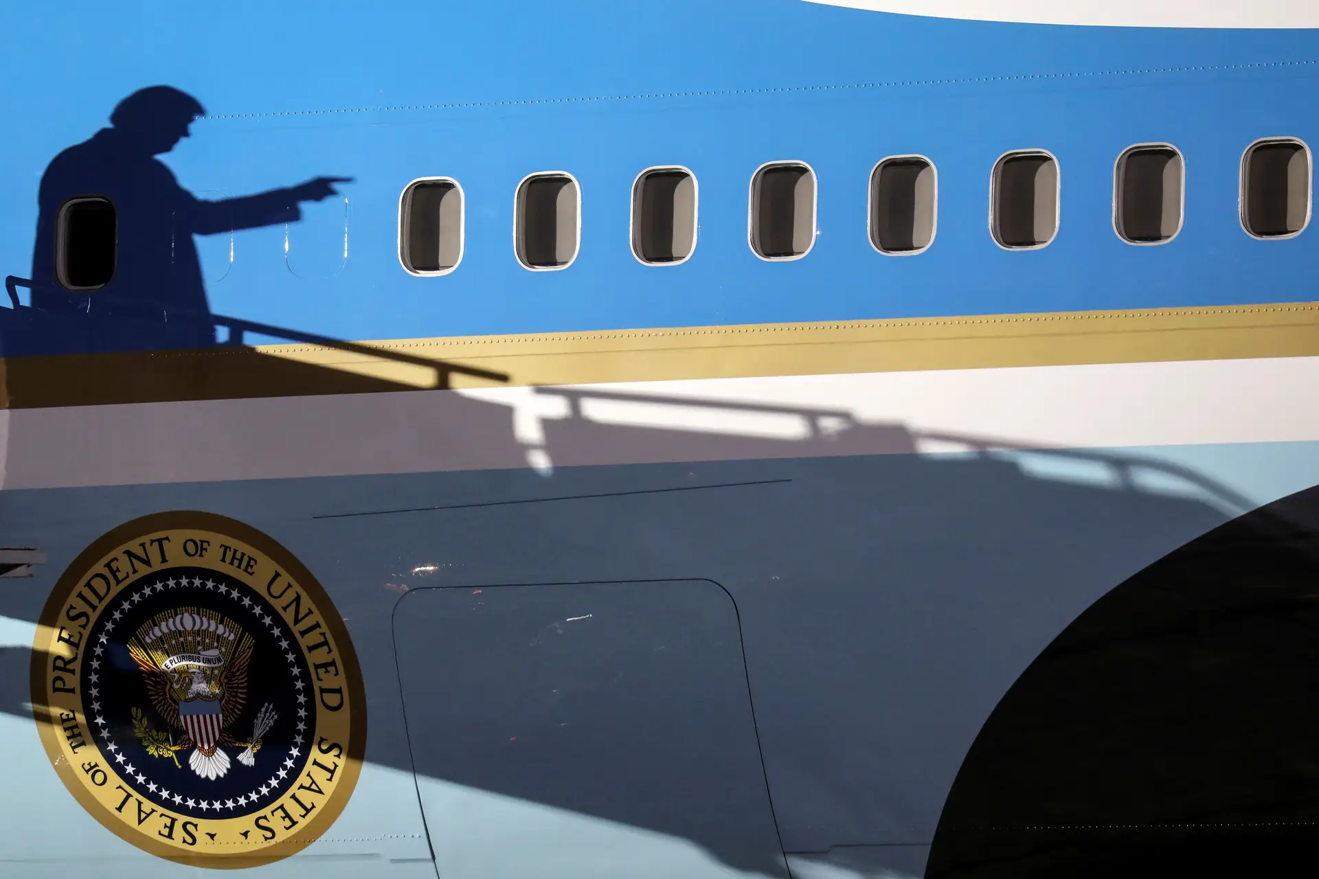 A sombra de Donald Trump sobre o avião presidencial Air Force One na chegada a Duluth, no Minnesota, onde fará um comício.