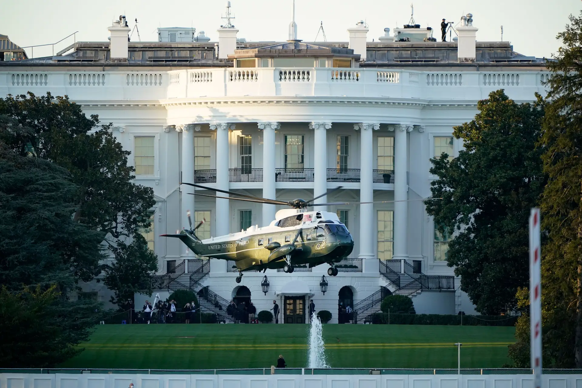 Médicos garantem que Trump “está bem” e que não precisa de oxigénio