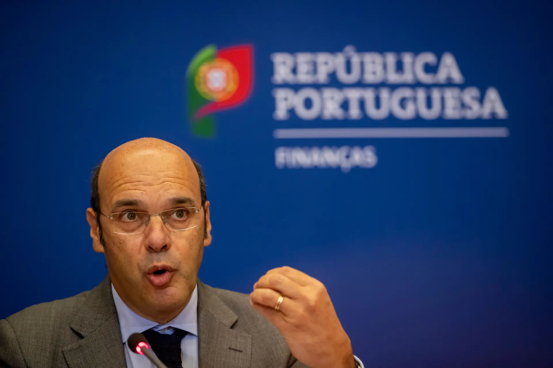 Covid-19. Governo aprova subsídios às empresas e crédito parcial a fundo perdido