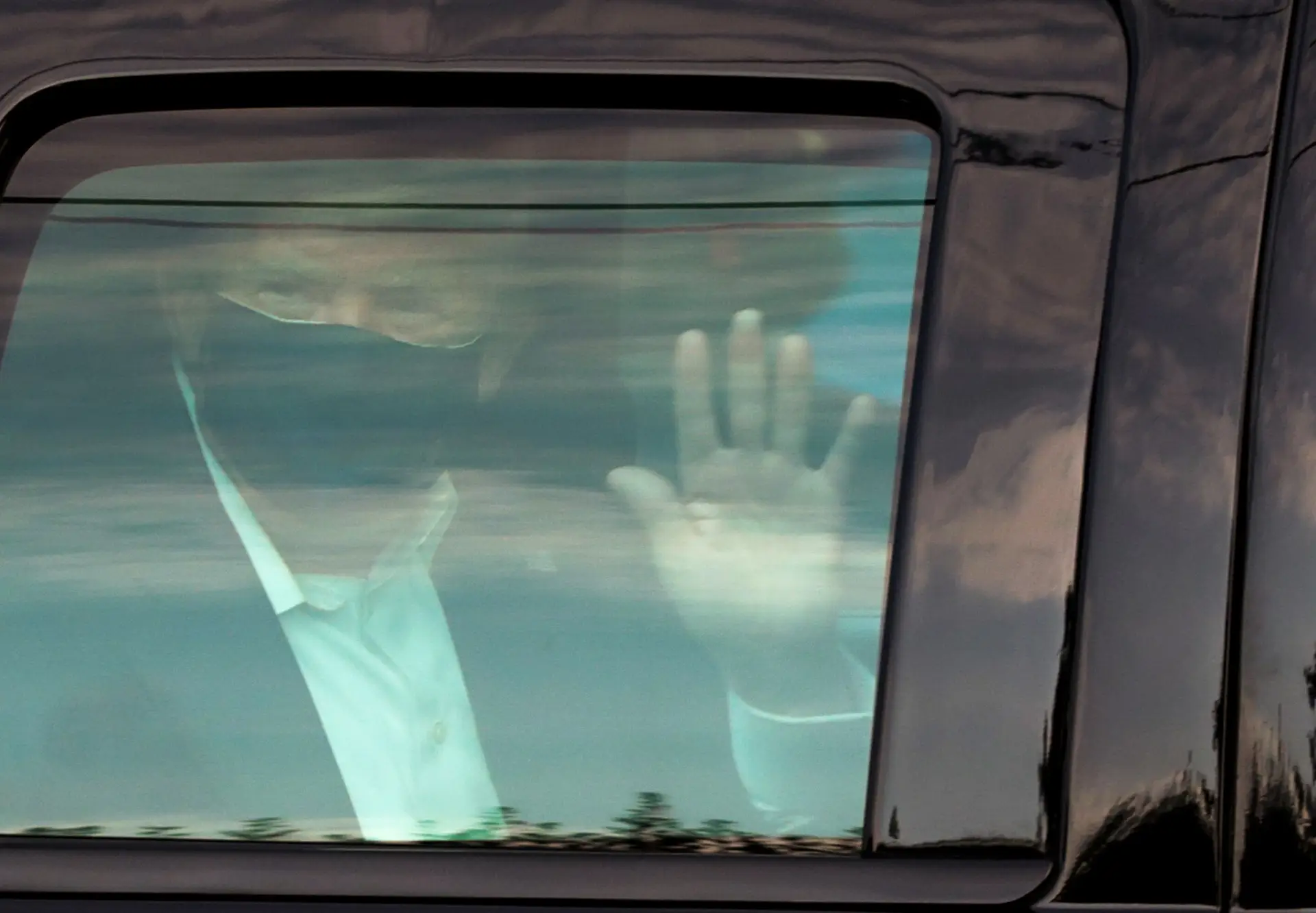 Donald Trump surpreendeu apoiantes no exterior do hospital