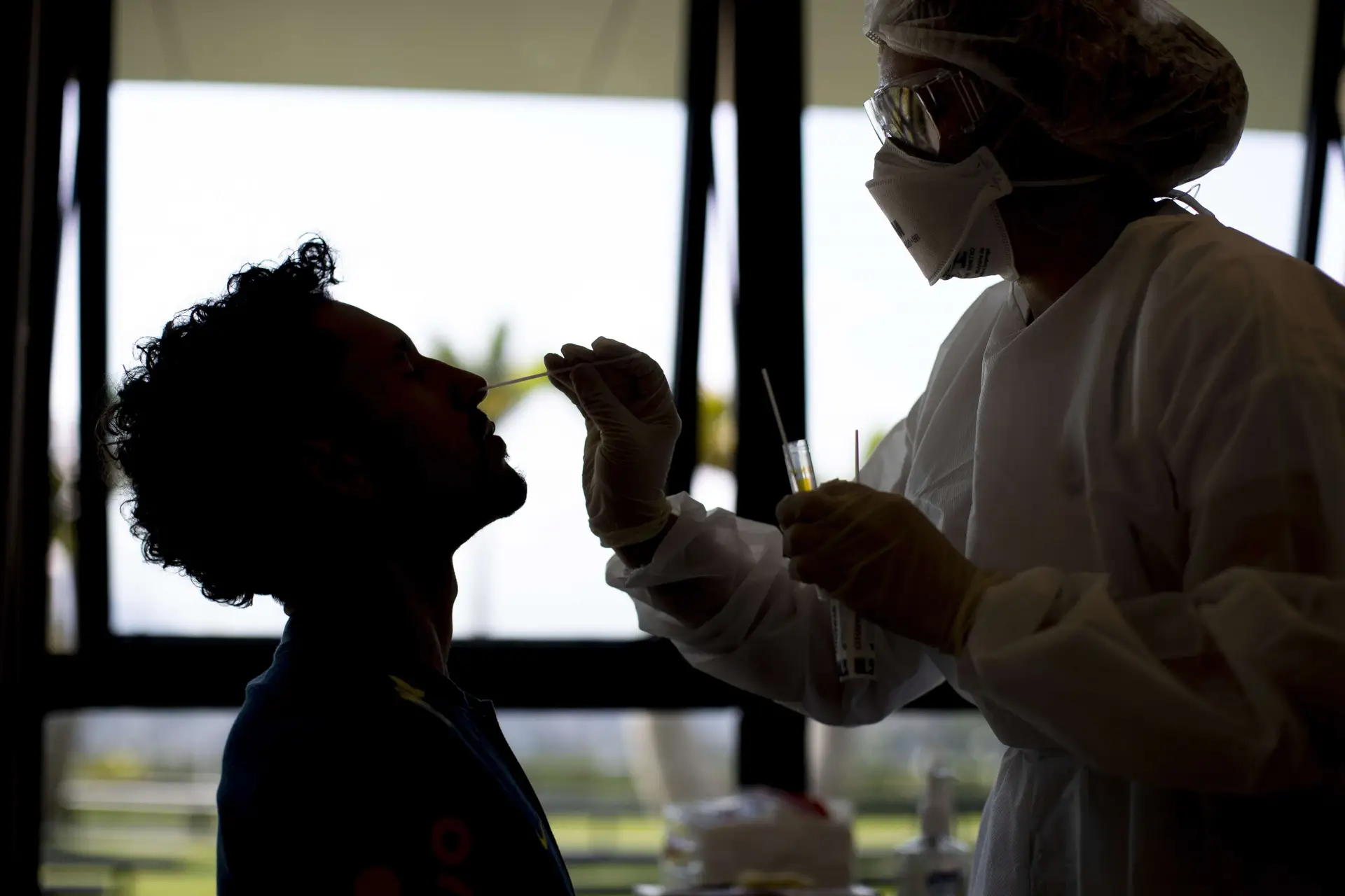 Covid-19. Portugal faz 10 vezes mais testes por mês do que em março