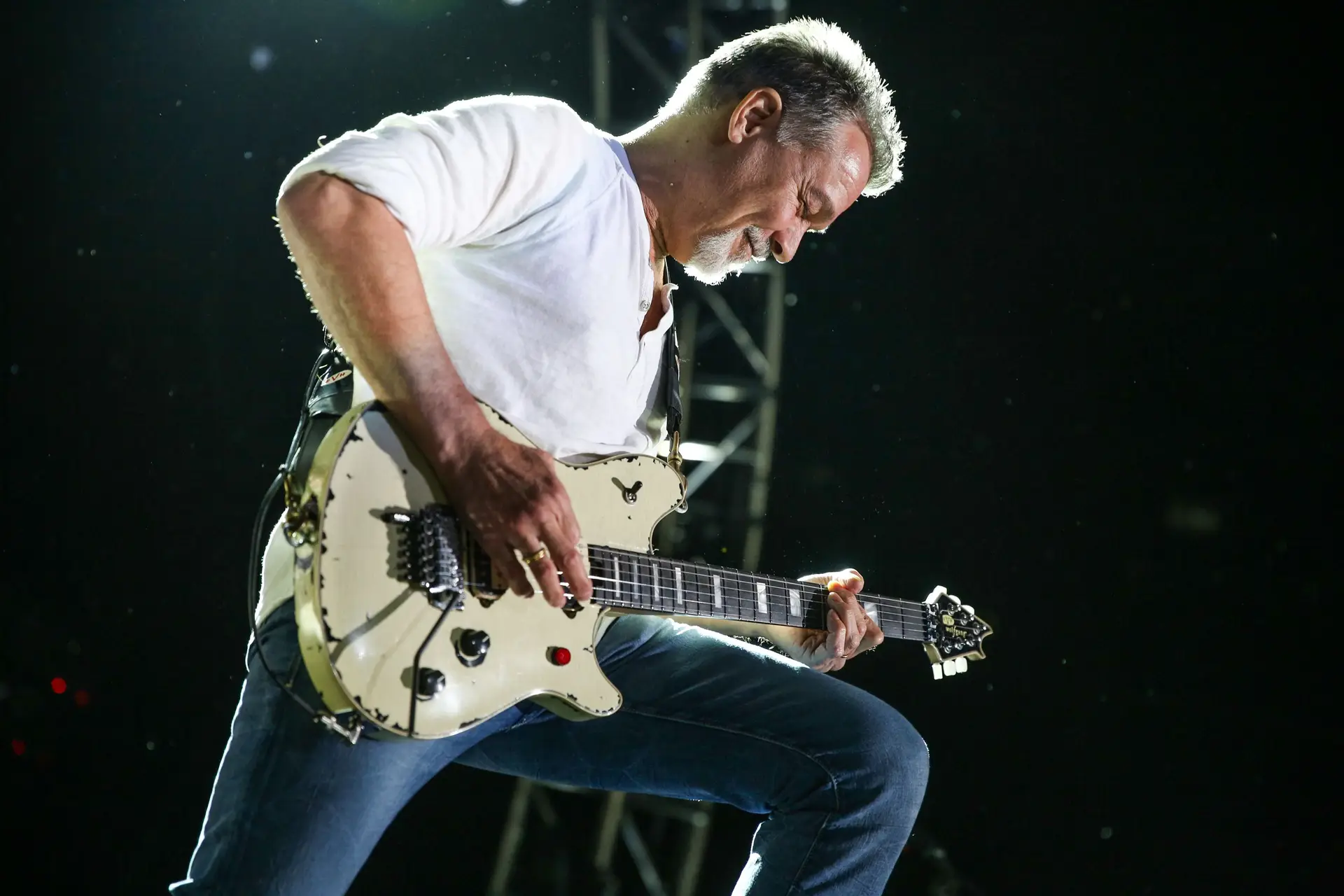 O músico Eddie Van Halen, guitarrista e fundador da banda Van Halen, morreu aos 65 anos, vítima de cancro, a 6 de outubro.