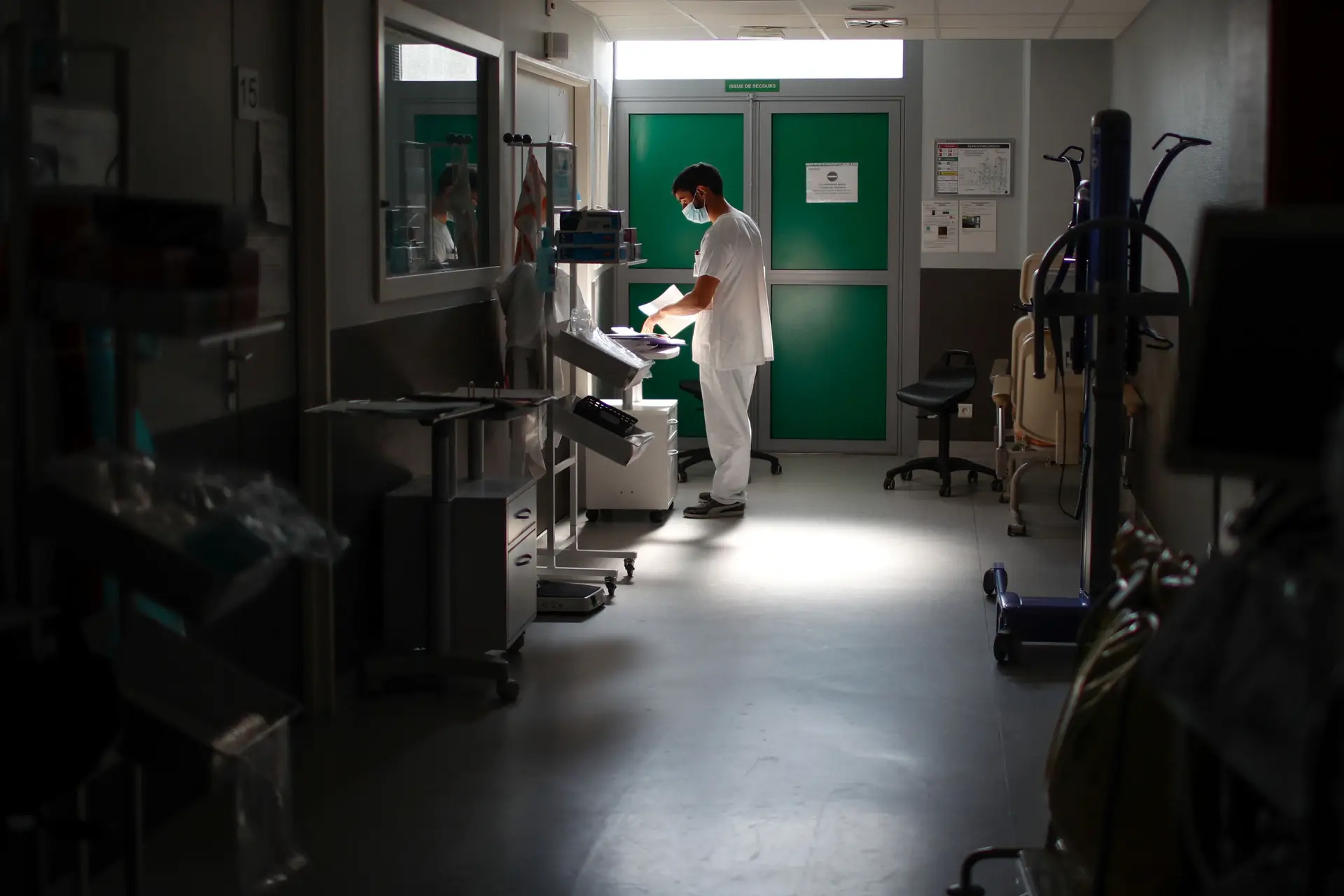 Unidade de Cuidados Intensivos de um hospital em Aulnay-sous-Bois, perto de Paris, França