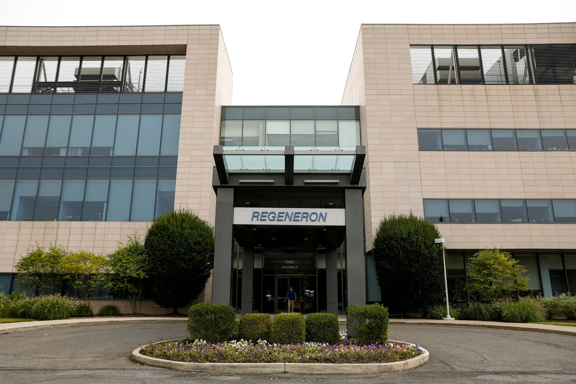 Covid-19. Regeneron pede autorização para distribuir medicamento de Trump