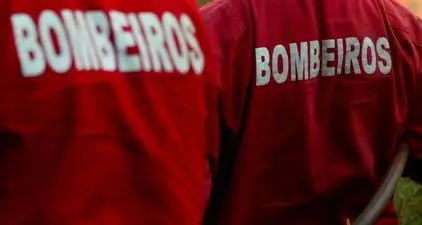 Dominado o incêndio num armazém de plásticos e madeiras em Évora