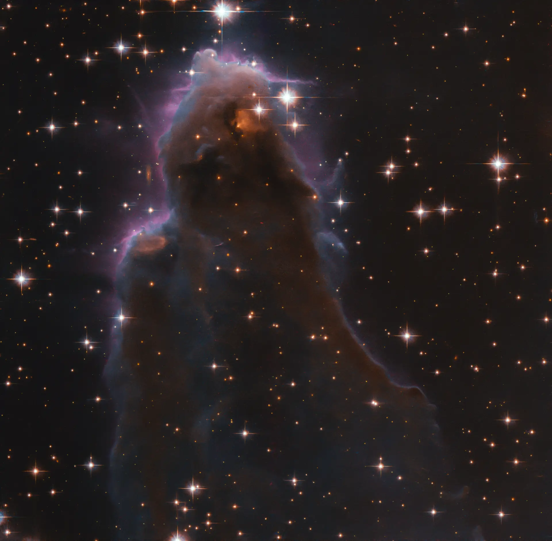 Uma classe especial de berçário de estrelas - Free-floating Evaporating Gaseous Globules, ou frEGGs, antes conhecida como J025157.5 + 600606. Quando uma nova estrela começa a brilhar ainda dentro da nuvem molecular fria onde se formou, cria uma bolha grande e quente de gás ionizado. Dentro dessa bolha de gás quente estão os frEGGs: glóbulos compactos escuros de poeira e gás, alguns darão a estrelas menores.