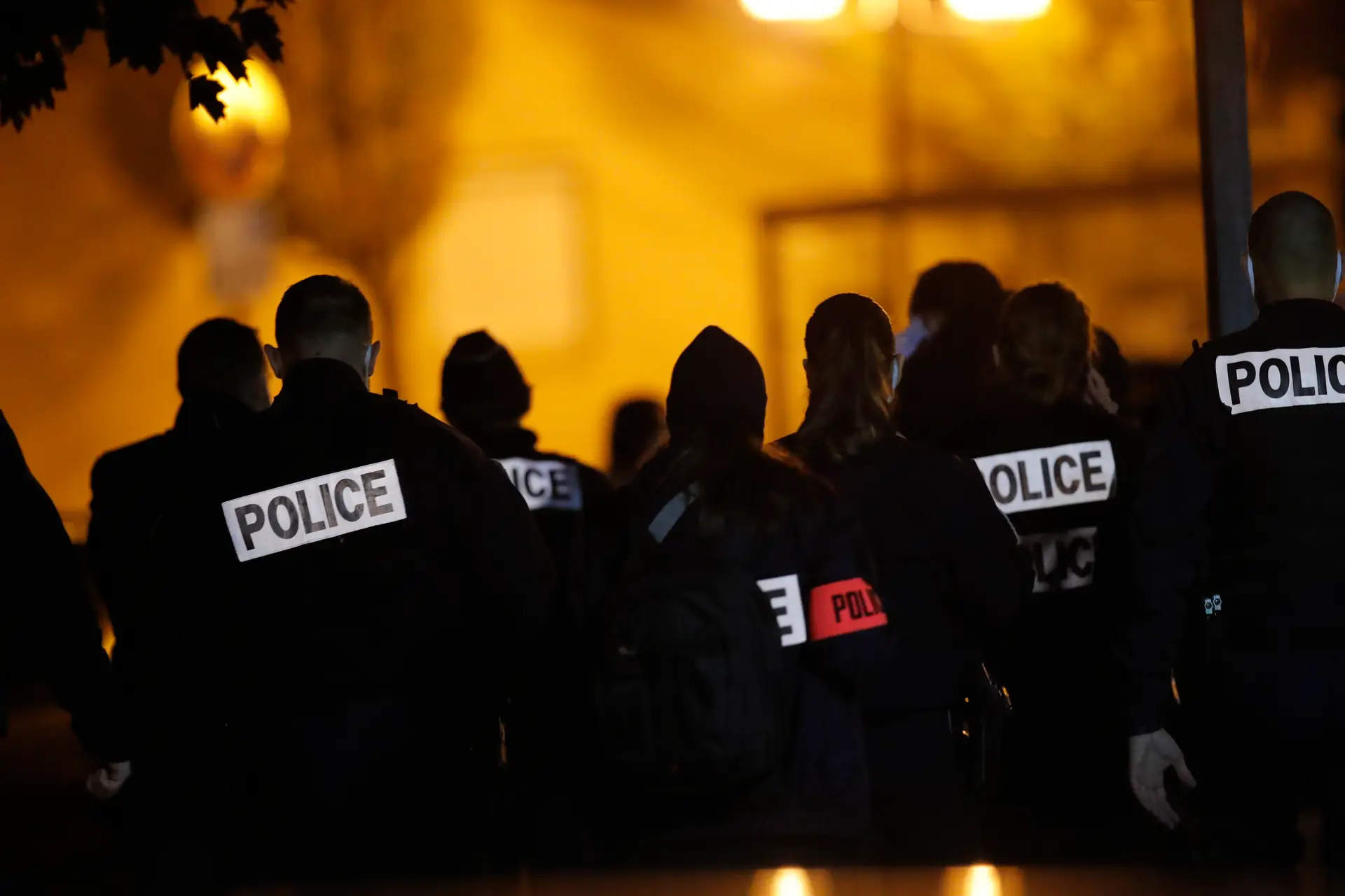 Suspeito de decapitação em Paris terá gritado "Allah Akbar" quando foi baleado