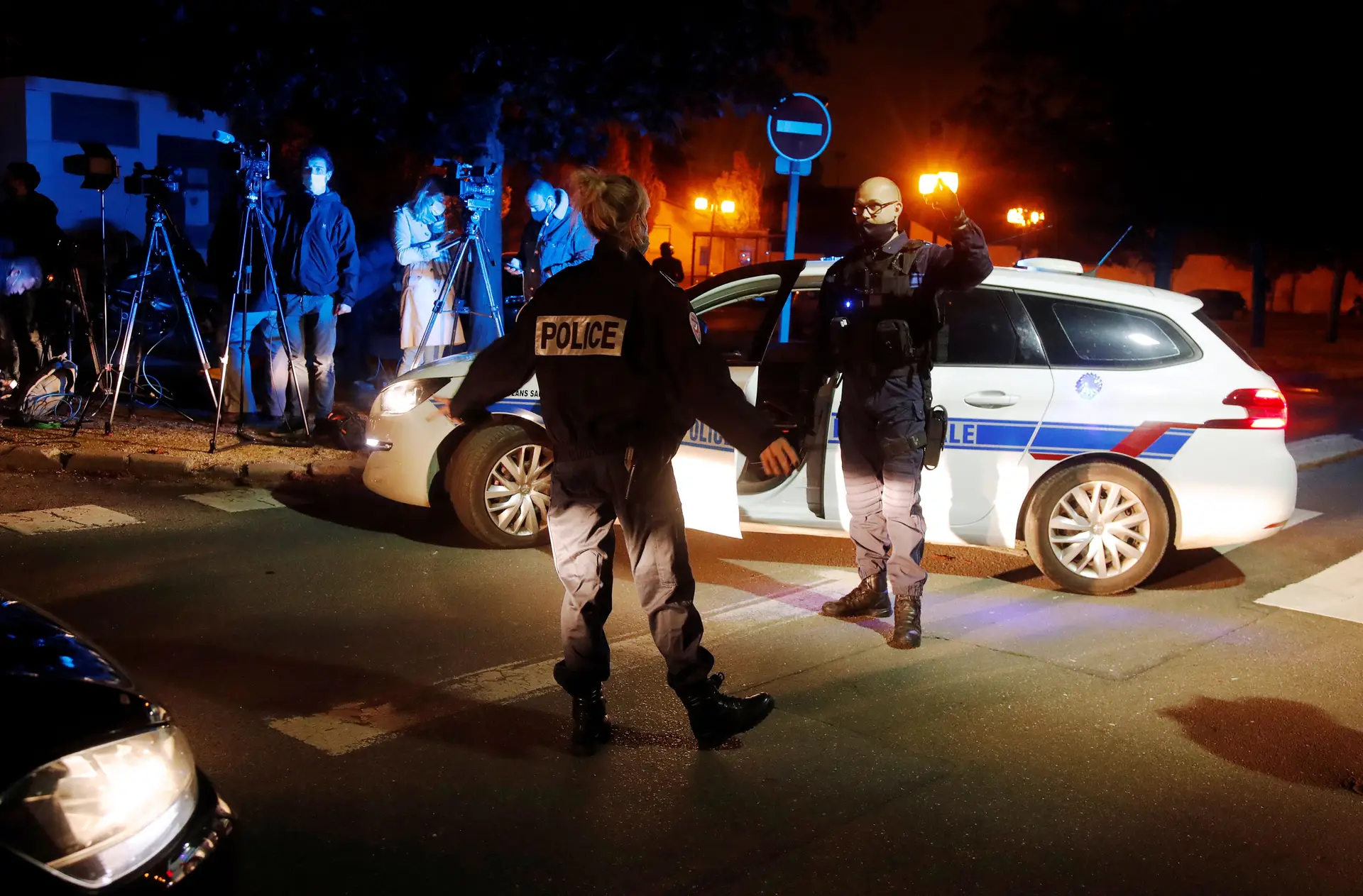 Autoridades francesas matam suspeito de decapitação de um professor perto de Paris