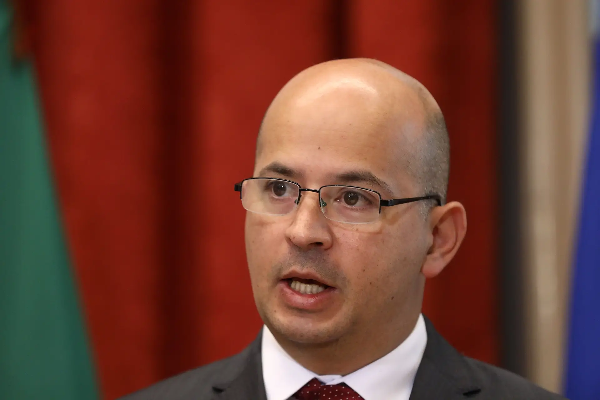 OE2021: Governo continuará a apoiar empresas e famílias enquanto pandemia durar