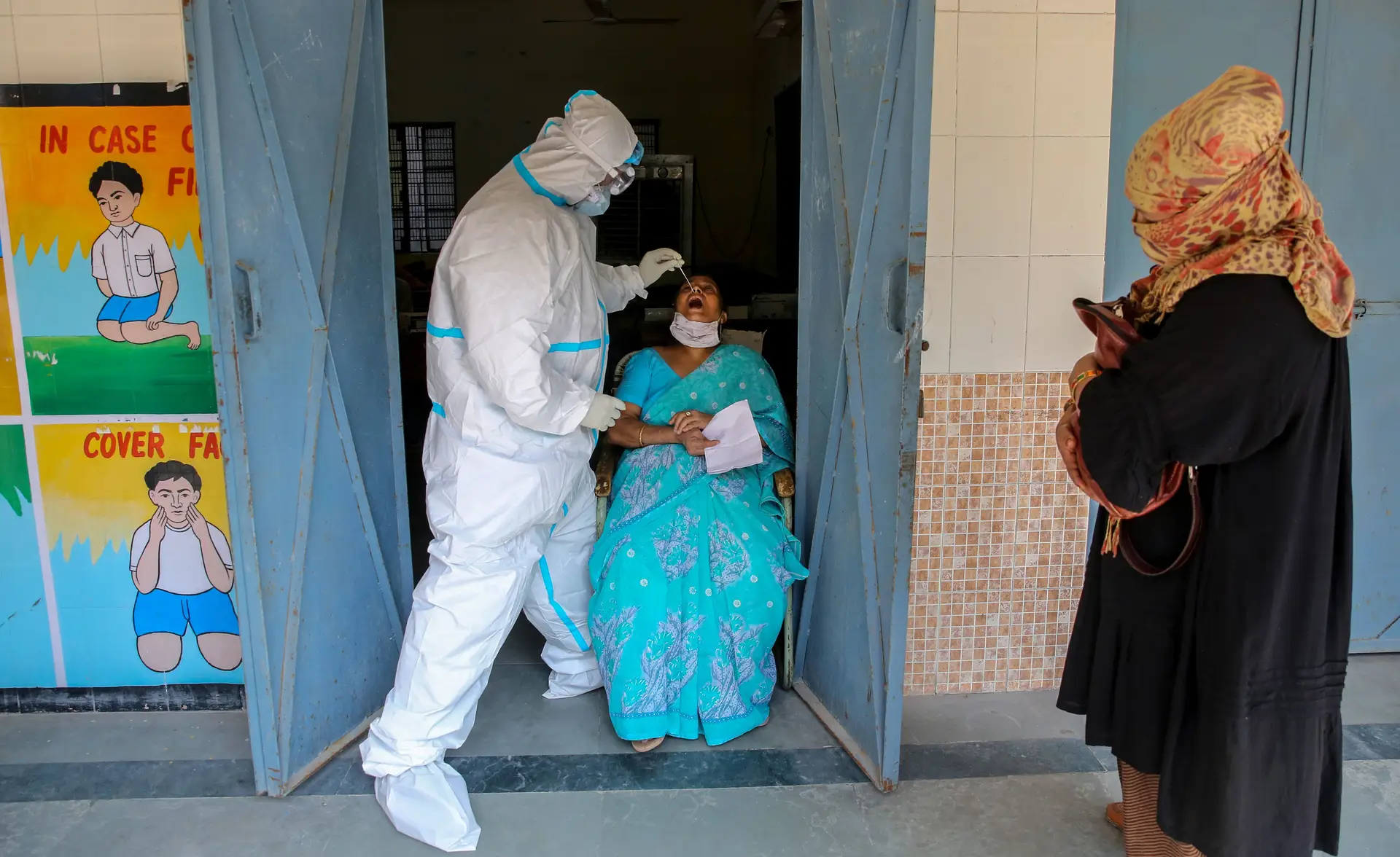Índia regista 702 mortos por covid-19 e mais de 55 mil casos