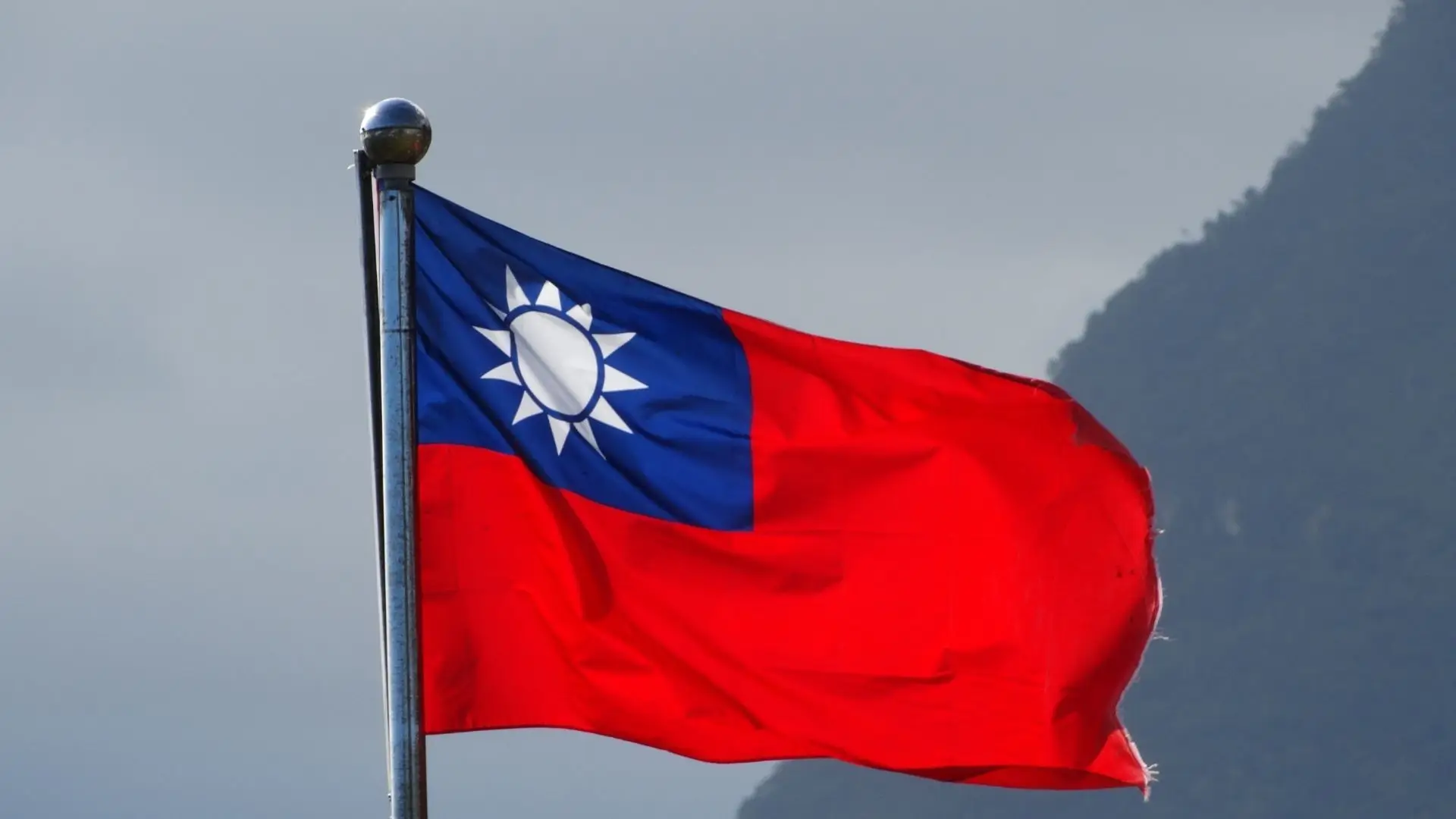 China avisa: "Os que brincam com o fogo acabam por se queimar e independência de Taiwan significa guerra"