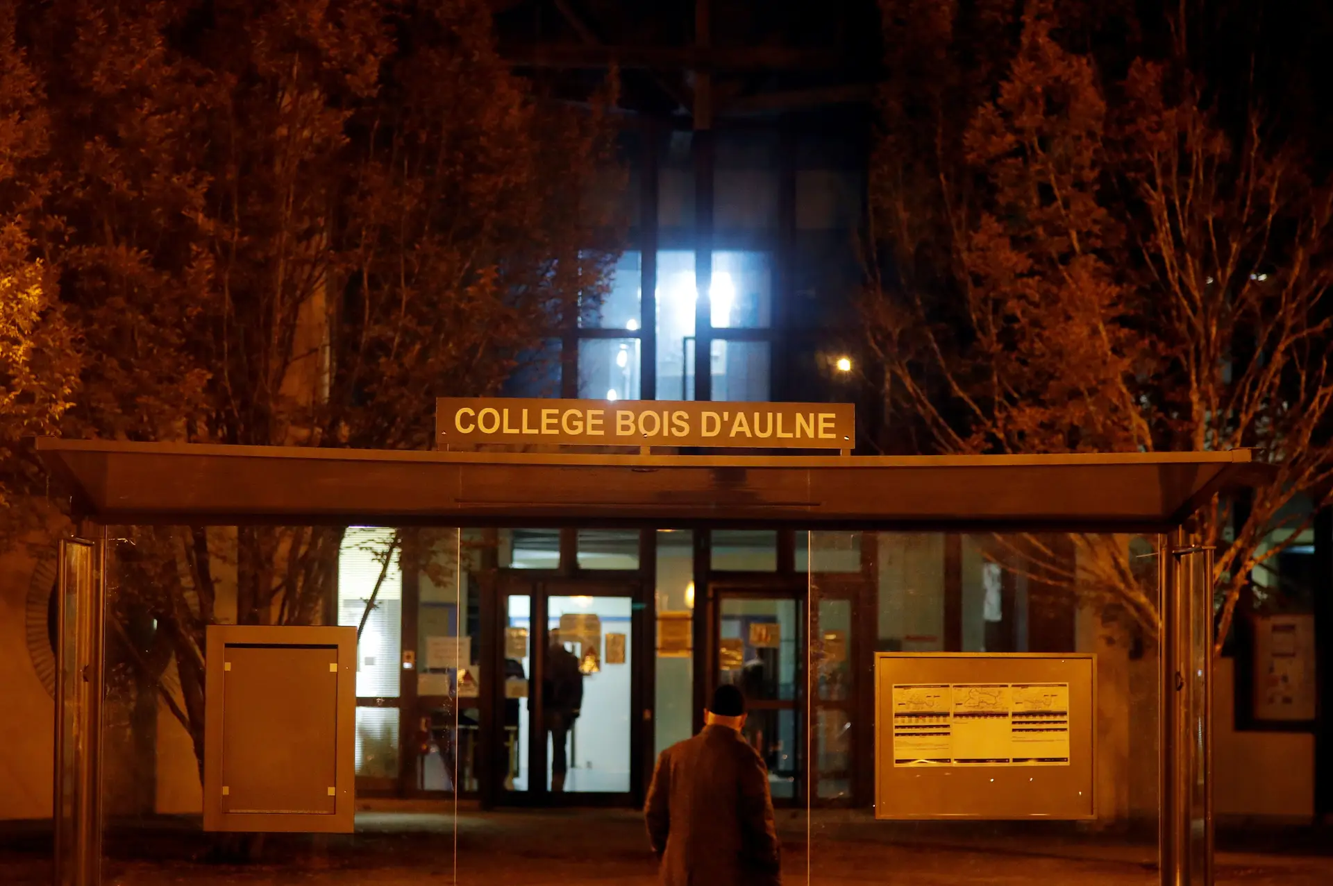 Autoridades encerram mesquita em Paris após decapitação de professor