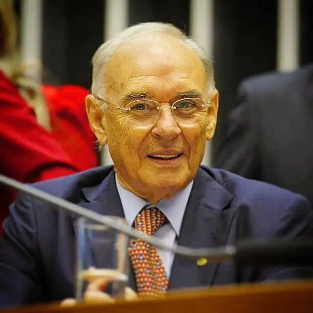 Covid-19. Morre infetado senador brasileiro crítico do isolamento social