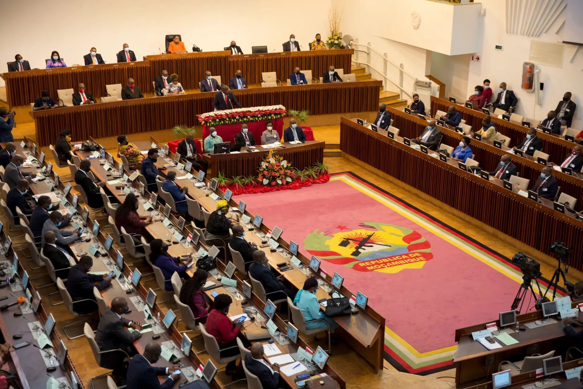 Governo moçambicano no parlamento para debate sobre violência e pandemia