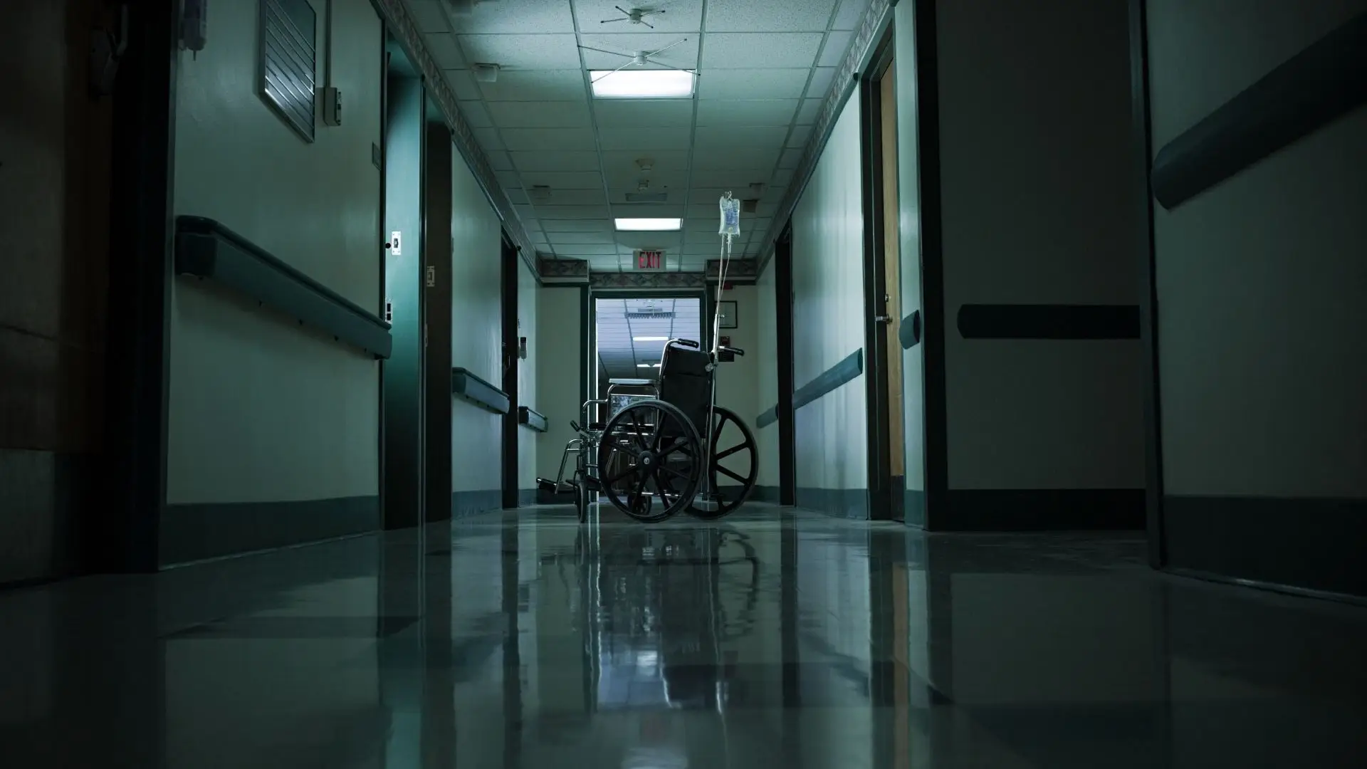 Uma cadeira de rodas no corredor de um hospital