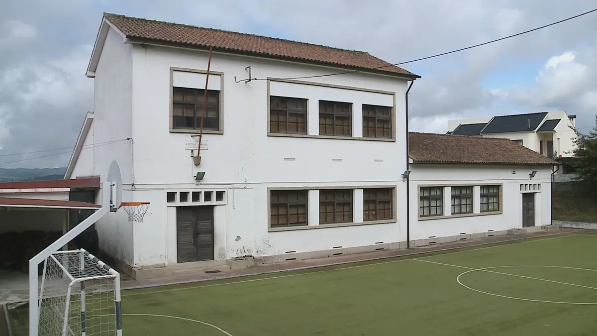 Depois de conhecido mais um caso de covid-19 ligado ao surto no lar de idosos em Sanfins do Douro, uma escola básica foi encerrada. Vinte e cinco alunos passam a ter aulas à distância.