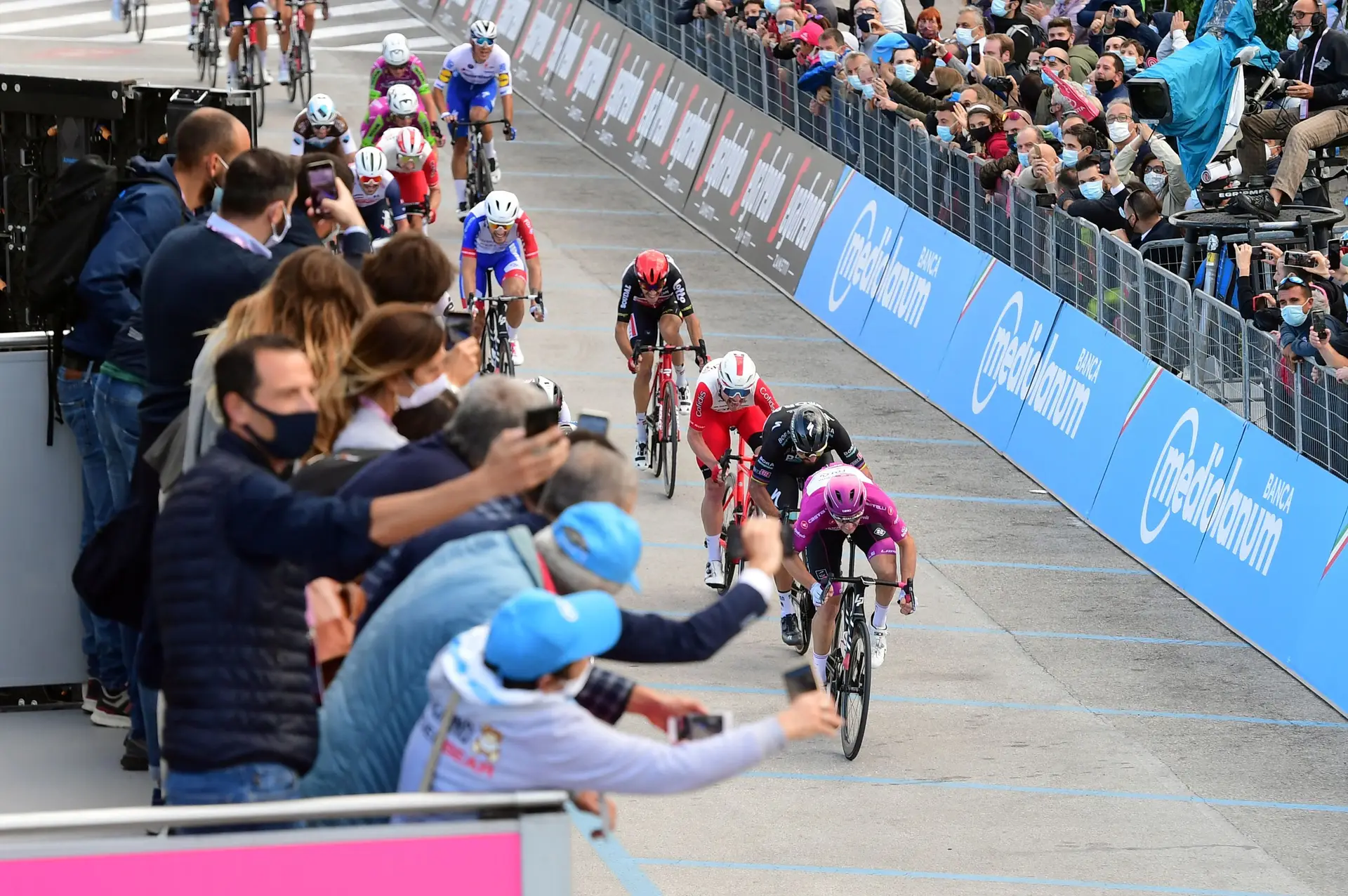 Giro. Hindley e Hart empatados na frente, mas João Almeida mostra alma