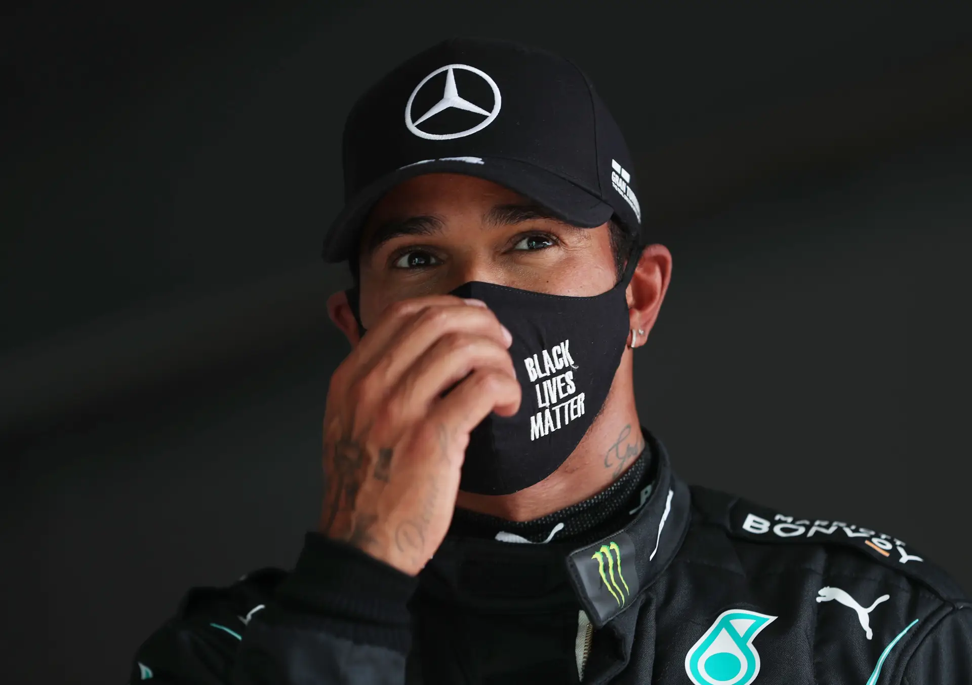 Fórmula 1. Ataque ao cair do pano vale pole position a Lewis Hamilton