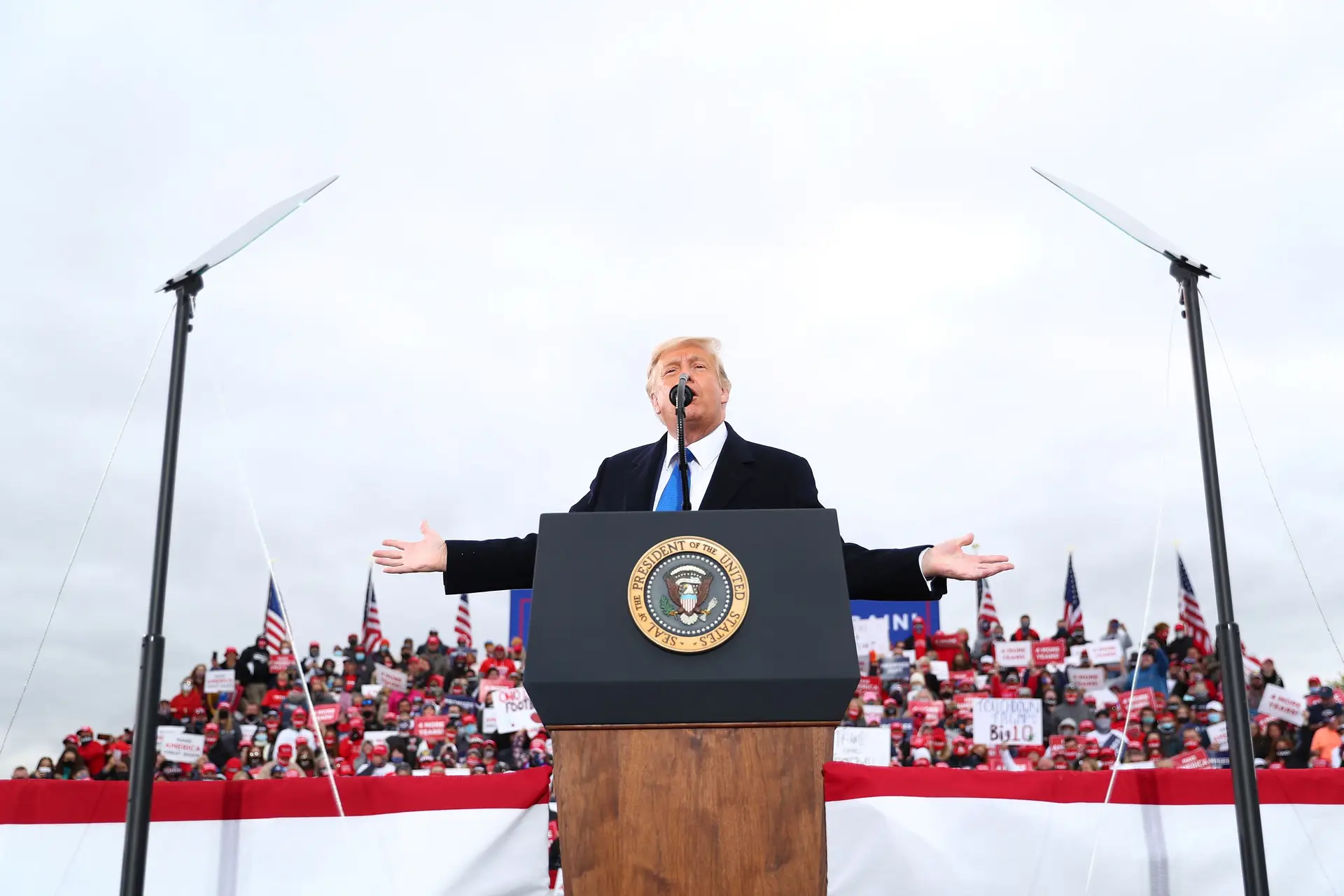 Covid-19. Trump diz que é "estúpido" EUA fazerem tantos testes ao novo coronavírus