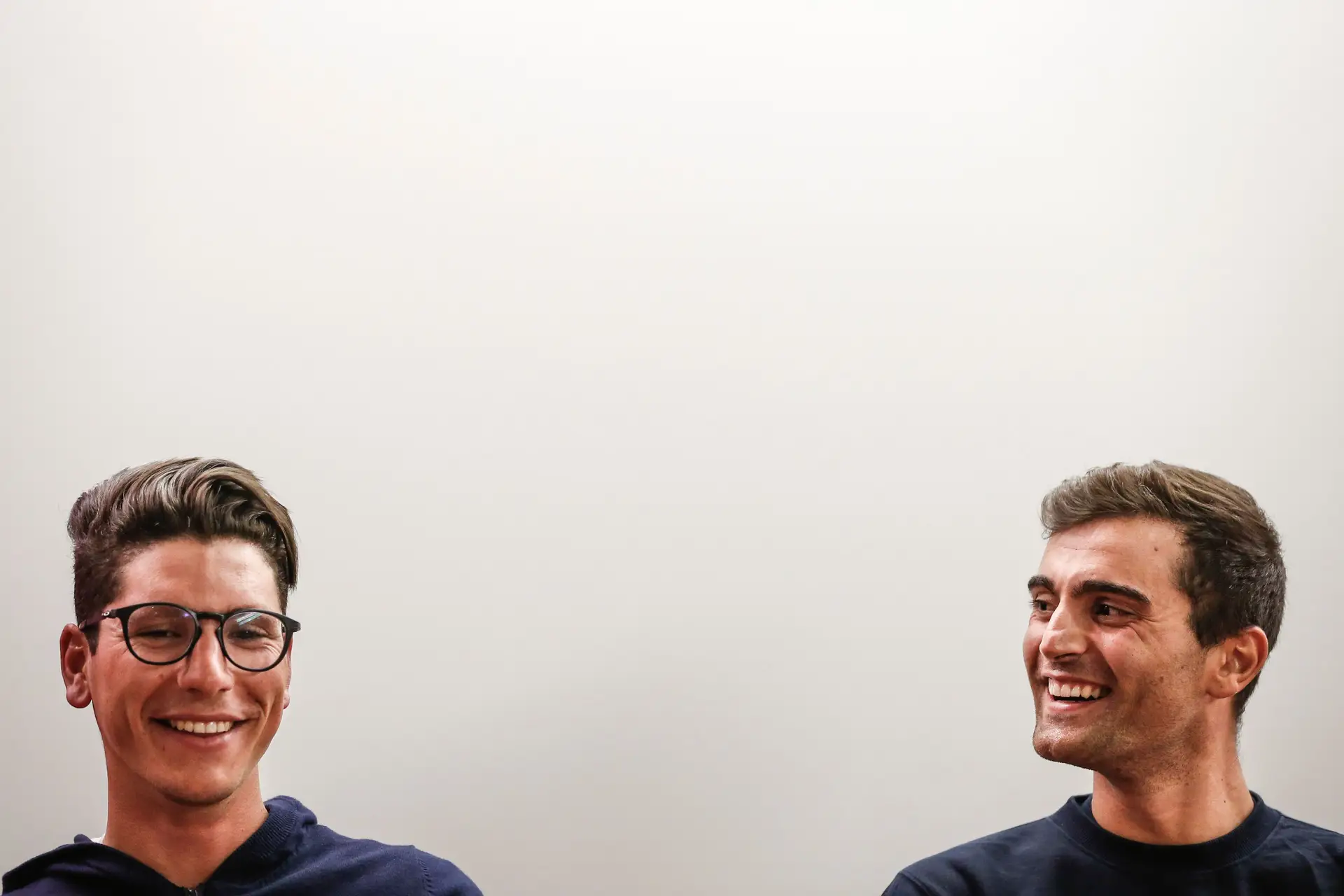 Os ciclistas portugueses João Almeida (E) e Rúben Guerreiro (D), que participaram na Volta a Itália, durante a conferência de imprensa à chegada ao Aeroporto Humberto Delgado, em Lisboa