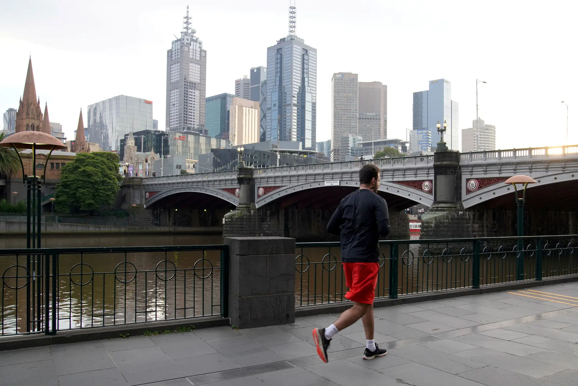 Covid-19: Estado australiano de Vitória levanta confinamento