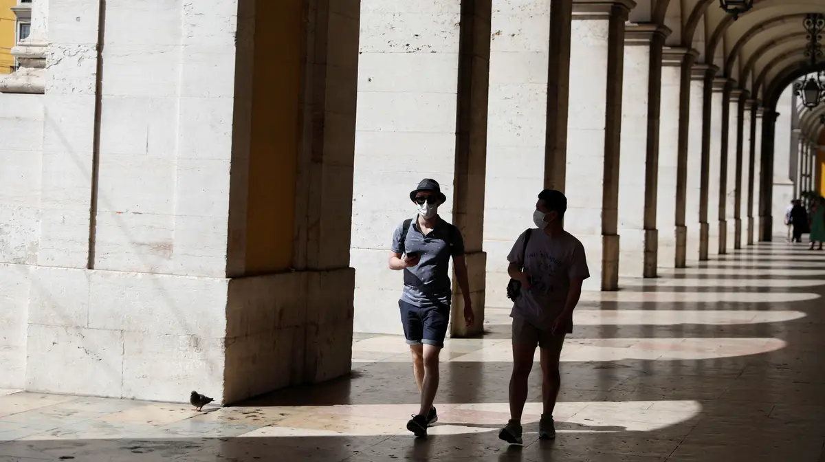 Turistas passeiam por Lisboa