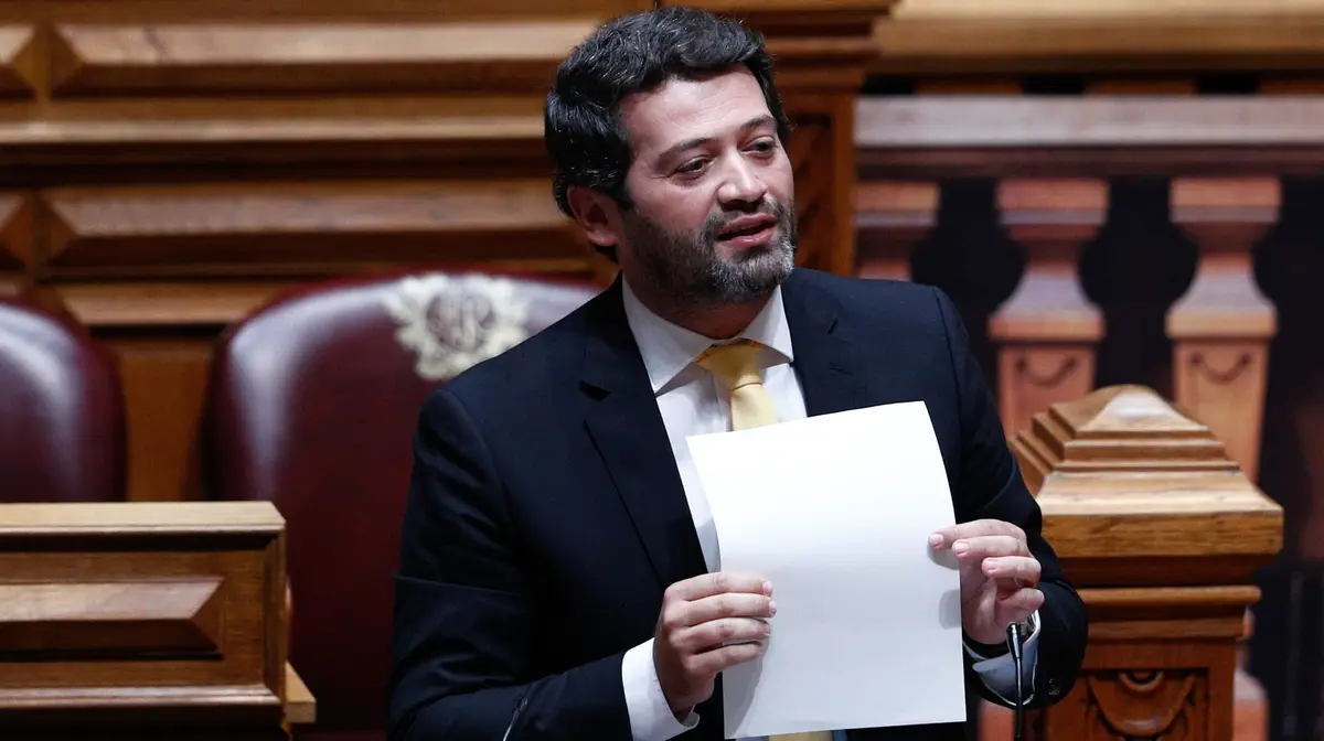 O deputado do Chega, André Ventura, intervém durante o debate parlamentar de discussão na generalidade do Orçamento do Estado para 2021 (OE2021), na Assembleia da República, em Lisboa