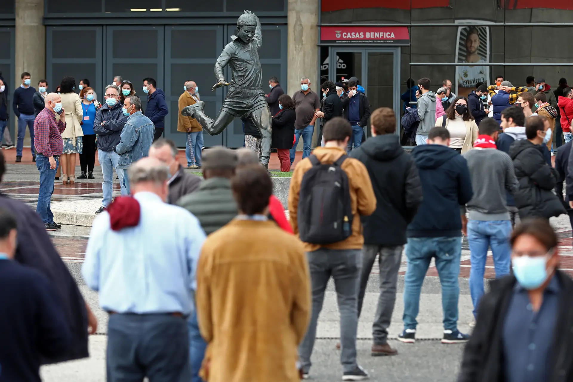 Sócios do Sport Lisboa e Benfica aguardam em fila a sua vez para exercerem o seu direito de voto para as eleições do clube, no Estádio da Luz, em Lisboa