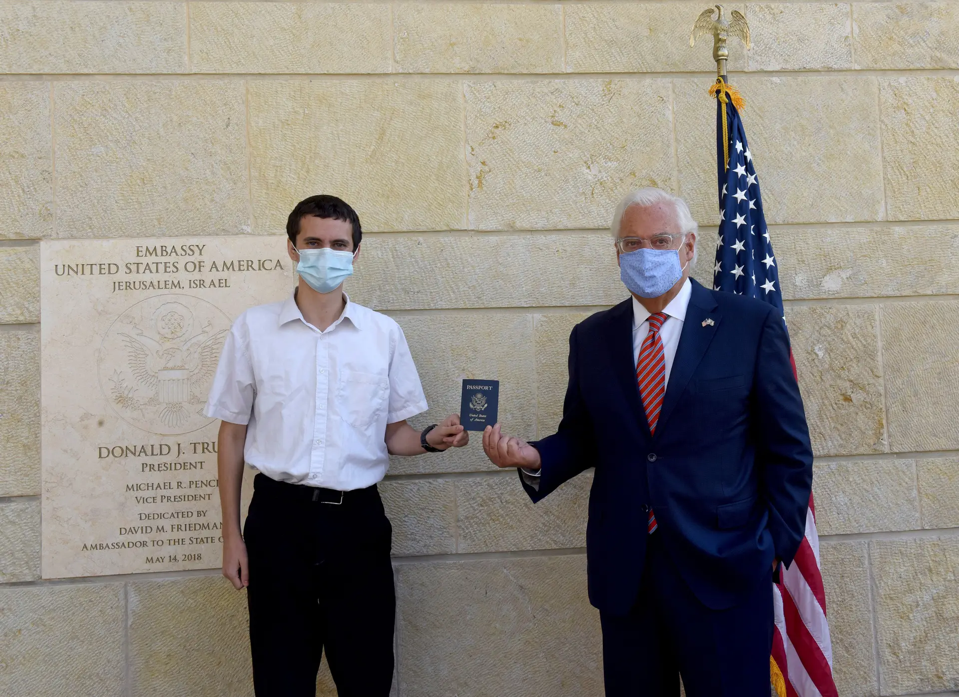 O primeiro passaporte que reconhece a naturalidade israelita a uma pessoa nascida em Jerusalém foi para Menachem Zivitofsky, de 18 anos, cujos pais travaram uma longa batalha legal para obter esse reconhecimento, alterando a política de Washington.